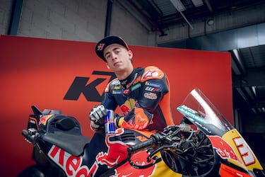 Pedro Acosta posa sobre la KTM RC16.