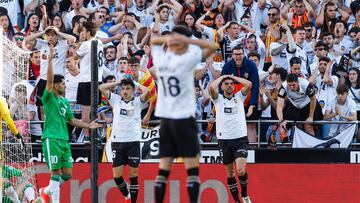 Varios jugadores del Valencia se lamentan tras una ocasi¨®n errada.