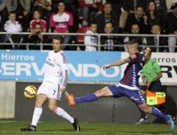 El defensa del Eibar Abraham Minero despeja el balón ante el delantero portugués del Real Madrid Cristiano Ronaldo, durante el partido de la duodécima jornada de Liga de Primera División disputado hoy en el estadio de Ipurua. 