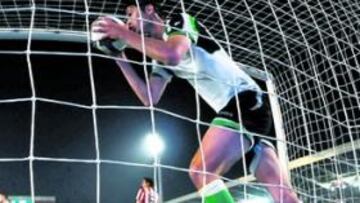 <b>PELIGROSÍSIMO. </b>Zigic, que trajo en jaque a la defensa rojiblanca durante todo el partido, celebra uno de los goles