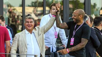 USA9270. FORT LAUDERDALE (FL, EEUU), 19/07/2022.- El ex futbolista y entrenador Thierry Henry (d) habla con el presidente del FC Barcelona, Joan Laporta, hoy, en un partido amistoso entre el Inter Miami CF y el FC Barcelona, en el Estadio DRV PNK en Fort Lauderdale, Florida (EEUU). EFE/ Giorgio Viera
