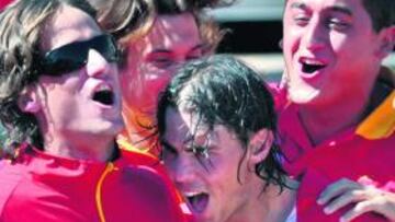 <b>TODOS A UNA. </b>Feliciano, David Ferrer, Nicolás Almagro y Tommy Robredo festejan junto a Nadal la victoria sobre Djokovic.