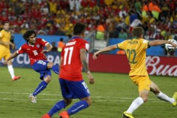 Jorge Valdivia anotando su único gol por Chile en un Mundial ante Australia en Cuiabá.