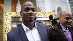 Adrian Peterson (izquierda), el jugador de los Vikings sancionado por golpear presuntamente a su hijo con una rama. 