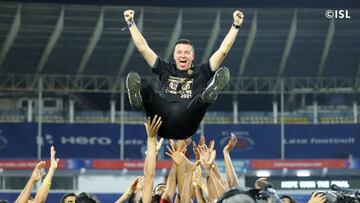 Sergio Lobera celebrando el t&iacute;tulo de la ISL.