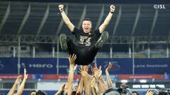 Sergio Lobera celebrando el t&iacute;tulo de la ISL.