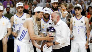 Pablo Laso levanta junto a Sergi Llull el trofeo por la Liga ganada en junio de 2022.