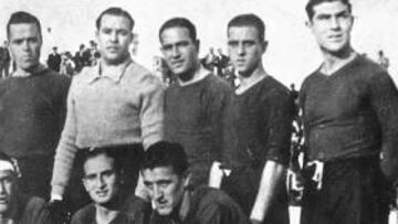 Alineación del F.C. Barcelona de finales de 1936, en un encuentro ante el Espanyol. Arriba de irquierda a derecha, Vayo Ventolrá, Rafa, Urquiaga, Pedrol, Barceló y Gual, y abajo Munlloch, Balmanya, Escolá y Fernando García.