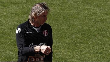 Peru&#039;s team coach Ricardo Gareca conducts during a training session at Pacaembu Stadium, in Sao Paulo, Brazil on June 24, 2019 ahead of their Copa America quarter final football match next June 29. (Photo by Miguel SCHINCARIOL / AFP)