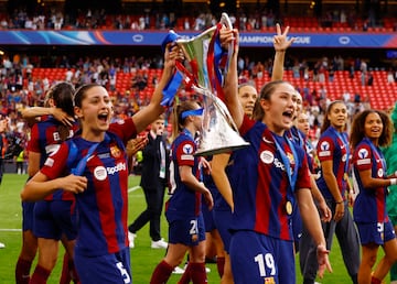Jana Fernández y Bruna Vilamala celebran la victoria con la copa. 
 