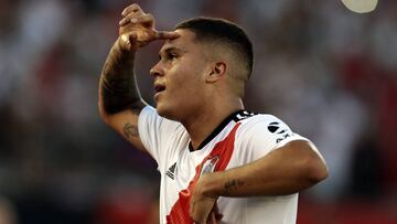 Juan Fernando Quintero celebra su gol frente a Racing que le permite estar entre los finalistas al Puskas.