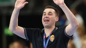 El t&eacute;cnico del Vardar Ra&uacute;l Gonz&aacute;lez da &oacute;rdenes durante las semifinales de la Final Four de la Champions League entre Vardar y FC Barcelona Lassa.