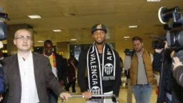Seydou Keita, ayer, a su llegada al aeropuerto de Manises.
