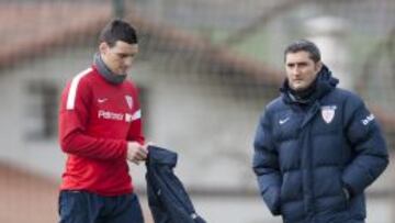 ANTE SUS EX. Aduriz, en la imagen con Valverde, se enfrenta a uno de los equipos a los que perteneció.