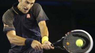 El tenista serbio Novak Djokovic devuelve la bola durante el partido que le enfrentó al estadounidense Ryan Harrison en el Abierto de Australia celebrado en Melbourne.