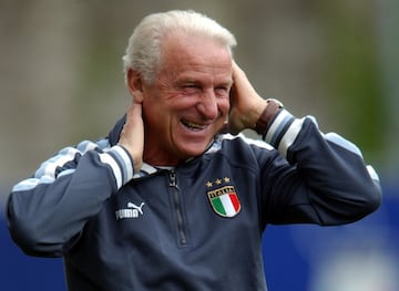 Giovani Trapattoni, un histórico entrenador italiano, muy religioso y con una hermana monja, tiró de ‘ayuda divina’ en su etapa como seleccionador azzurro. ‘Il Trap’, como es conocido en Italia, acostumbraba a llevar un frasco de agua bendita que dosificaba a lo largo de los partidos si el resultado le era adverso. El uso que hacía era muy sencillo: cuando veía que el equipo no acaba de conseguir un gol, discretamente sacaba el frasco del bolsillo y derramaba parte del agua bendita en el césped para cambiar la suerte. No obstante, en el Mundial de 2002, esta ayuda no pudo con el nefasto arbitraje del ecuatoriano Byron Moreno e Italia cayó eliminada en octavos.