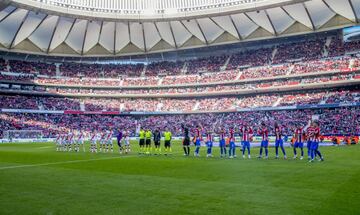 Los dos equipos posan en el centro del campo antes del inicio del partido. 