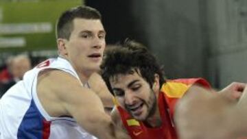 Ricky Rubio pelea por el balón con Nemanja Nedovic.