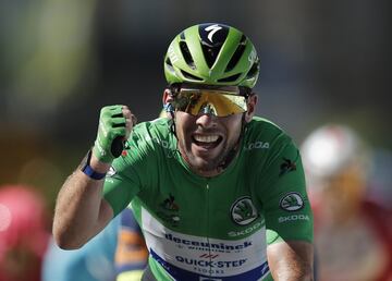  Mark Cavendish gana al sprint la etapa 13.