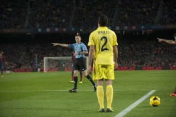 Barcelona-Villarreal. 1-0. El árbitro Iglesias Villanueva señala penalti por mano de Mario.