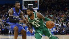 Kyrie Irving avanza ante la defensa de Jonathon Simmons.