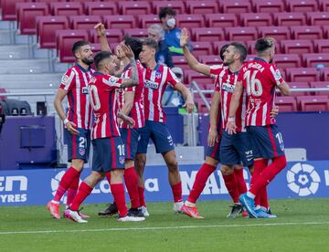 Yannick Carrasco celebra el 3-0 al Eibar con el resto de jugadores.