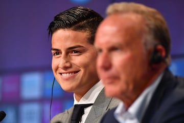 James y Karl-Heinz Rummenigge en su presentación oficial