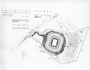 Planta de conjunto. En el lado izquierdo (O) los dos accesos (vehículos) y peatones. Entre ellos, en blanco, el área que inicialmente no pertenecía al conjunto. Lo sombreado equivale a circulaciones peatonales. Alrededor del estadio se distinguen diversos accesos a graderías altas, y otros para vehículos a estacionamientos de palcos. 