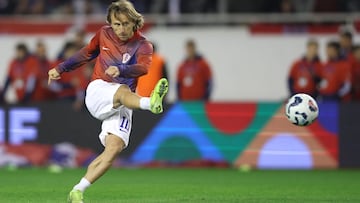 Luka Modric practica el disparo en el calentamiento del Croacia-Portugal de la última jornada de la fase de grupos de la Liga de Naciones.