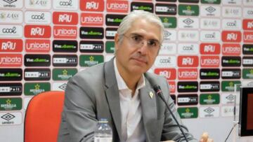 Mauricio García de la Vega en una conferencia de prensa del Real Murcia.