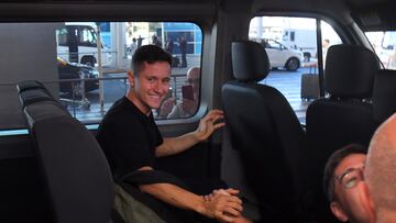 AME1462. BUENOS AIRES (ARGENTINA), 15/01/2025.- El futbolista español Ander Herrera saluda este miércoles, a su llegada a Buenos Aires (Argentina). Herrera será nuevo jugador del club argentino Boca Juniors. EFE/ Enrique García Medina