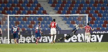 Raúl García empató el partido de penalti. 1-1.










