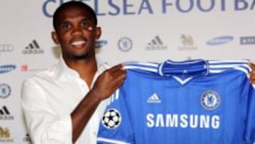 Eto&#039;o con la camiseta del Chelsea.