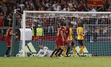 Oblak atrapa un balón. 