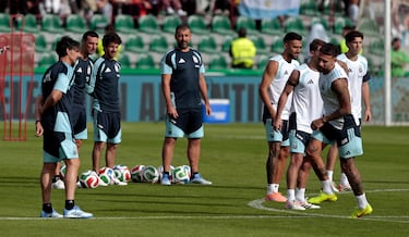 El seleccionador argentino, Lionel Scaloni, observa a sus jugadores durante el entrenamiento. 

