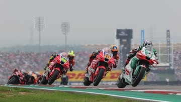 Johann Zarco con la Honda de MotoGP, por delante de Luca Marini y Joan Mir.