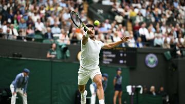 Spain's Carlos Alcaraz returns the ball to USA's Tommy Paul during their men's singles quarter-finals tennis match on the ninth day of the 2024 Wimbledon Championships at The All England Lawn Tennis and Croquet Club in Wimbledon, southwest London, on July 9, 2024. (Photo by Ben Stansall / AFP) / RESTRICTED TO EDITORIAL USE