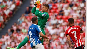 BILBAO, 04/09/2022.- El portero del Espanyol Álvaro Fernández atrapa un balón durante el partido de la cuarta jornada de Liga que disputan en el estadio San Mamés de Bilbao. EFE/ Miguel Toña
