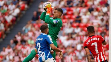 BILBAO, 04/09/2022.- El portero del Espanyol Álvaro Fernández atrapa un balón durante el partido de la cuarta jornada de Liga que disputan en el estadio San Mamés de Bilbao. EFE/ Miguel Toña
