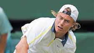 <b>BIGMAC Y EL ESPÍA. </b>Wimbledon retrocedió en el tiempo con McEnroe (en dobles veteranos) pagando sus cabreos con la pobre raqueta. No cambia. Mientras, los fotógrafos acribillaban a Sharapova y Richard, padre de las hermanas Williams, jugaba a los boinas verdes.