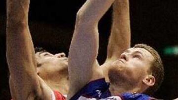 <B>AL LÍMITE.</B> Jorovic disputa un rebote con el libanés Fakhreddine