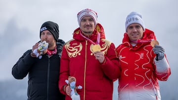 CORTINA (Italy), 15/03/2026.- (L-R) Silver Medallist Adam Hall of New Zealand, Gold Medallist Aleksei Bugaev of Russia, and Bronze Medallist Robin Cuche of Switzerland celebrate on the podium during the presentation ceremony following the Para Alpine Skiing Men's Slalom Standing at the Tofane Alpine Skiing Centre at the Milano Cortina 2026 Paralympic Winter Games, Cortina, Italy, Friday 15 March 2026. (Italia, Nueva Zelanda, Rusia, Suiza) EFE/EPA/Giovanni Zenoni for OIS/IOC EDITORIAL USE ONLY/NO SALES