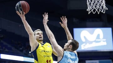 Jaka Blazic trata de anotar ante Alec Brown, durante un partido ante el Movistar Estudiantes.