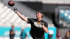 JACKSONVILLE, FLORIDA - AUGUST 20: Kenny Pickett #8 of the Pittsburgh Steelers throws before the game against the Jacksonville Jaguars at TIAA Bank Field on August 20, 2022 in Jacksonville, Florida.   Courtney Culbreath/Getty Images/AFP
== FOR NEWSPAPERS, INTERNET, TELCOS & TELEVISION USE ONLY ==