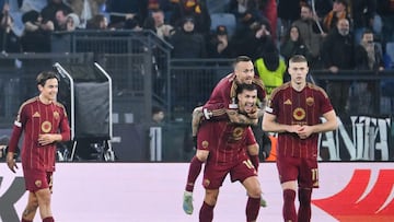 Angeliño celebra un gol con sus compañeros.