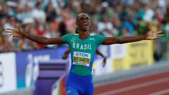 AMDEP4045. EUGENE (ESTADOS UNIDOS), 19/07/2022.- El brasileño Alison dos Santos celebra hoy, al ganar medalla de oro en los 400m vallas masculino en los Campeonatos mundiales de atletismo que se realizan en el estadio Hayward Field en Eugene (EE.UU.). EFE/ Alberto Estevez
