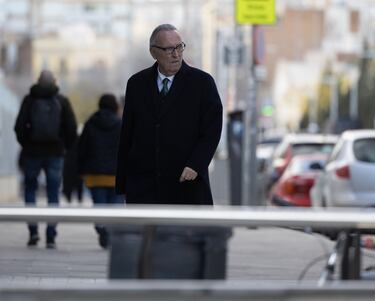 Los jugadores de las distintas secciones del Barcelona y representantes del mundo del fútbol le dan el último adiós al doctor Carles Miñarro García.