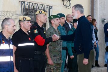 El Rey Felipe VI saludando a los cuerpos de seguridad durante su visita a la localidad de Letur.