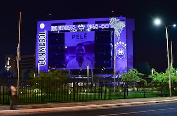 El edificio que alberga la confederación del fútbol sudamericano, situado en Luque, Paraguay, honró al astro brasileño con una imagen gigante de su época de jugador.