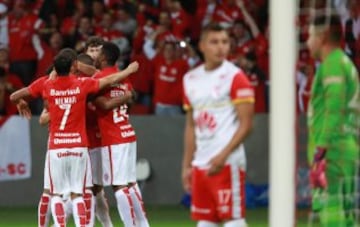 Inter de Porto Alegre sufrió y mucho para derrotar a Santa Fe. Charles Aránguiz fue clave en la mitad de la cancha.